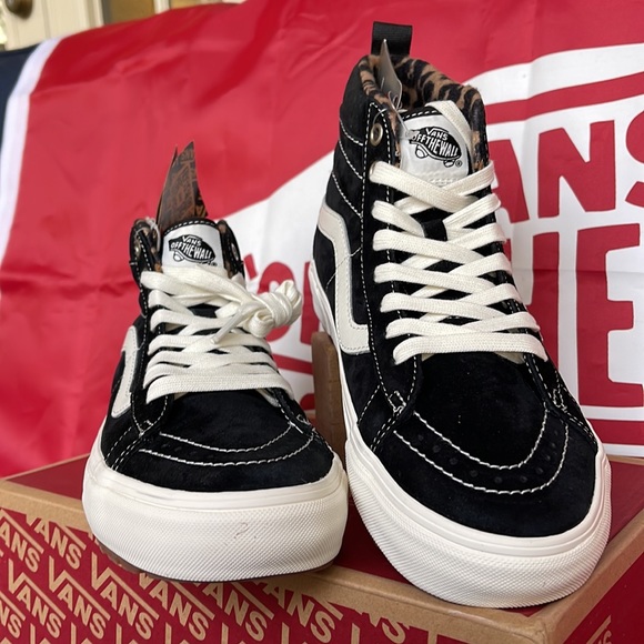 Vans Men’s Sk8-Hi Mite-1
(Suede) Black/Leopard
VNOA5HZY6D8
boots - sneakers - Picture 9 of 16